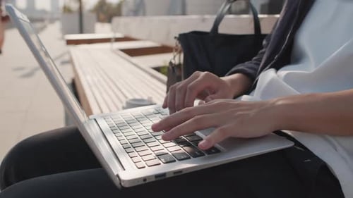 Taper des mains sur un ordinateur portable