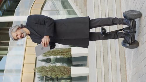 Homme d'affaires lançant un gyroscooter avec tablette