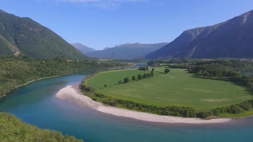 Luftbild der ländlichen Landschaft mit Feldern und Fluss in Norwegen