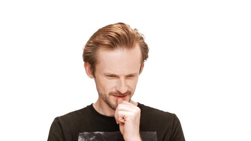 Junger gutaussehender Mann, der lächelnd auf weißem Hintergrund denkt