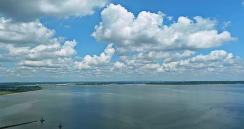 Perfekter Himmel und Wasser, Meer, Strand, tiefblaues Meer, blauer Himmel im Hintergrund