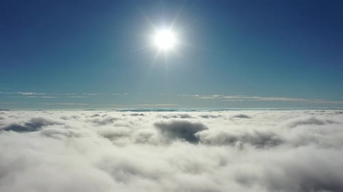 Manhã de nevoeiro no centro da cidade. Acima das nuvens.