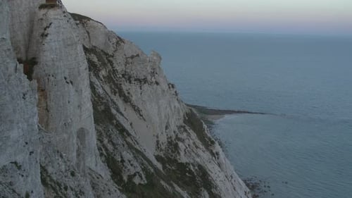 Vista inclinada hacia arriba del acantilado de Beachy Head