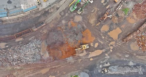 Industrie recycelt alte Maschinentechniker Separate Klassifizierungsteil von Eisen und Metallen
