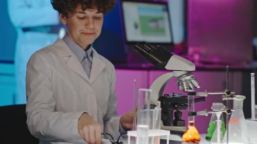 Lockiger Wissenschaftler posiert vor Kamera