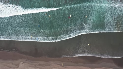 Vista aérea. Imagens aéreas de Drone de ondas do mar caindo na costa. Voando no oceano. Ondas gigantes