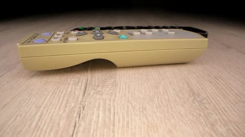En la tabla aparecen diferentes mandos a distancia de los dispositivos