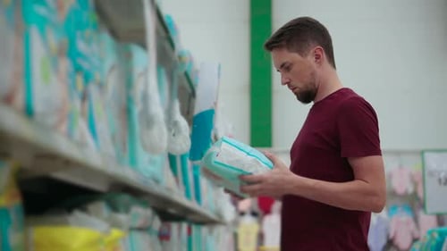 Hombre comprando pañales