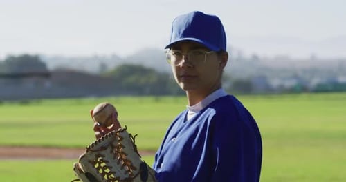 Porträt einer Kaukasierin einer Baseballspielerin, Werfer, Ball im Handschuh auf dem Feld