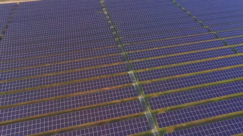 Luftaufnahme von Sonnenkollektoren oder Solarzellen auf dem Dach einer Farm.