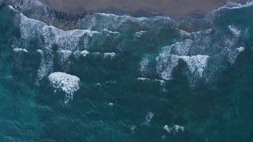 Abends über Strandwasser fliegen Luftaufnahme des natürlichen Hintergrunds