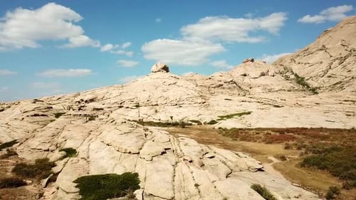 D'énormes rochers de lave