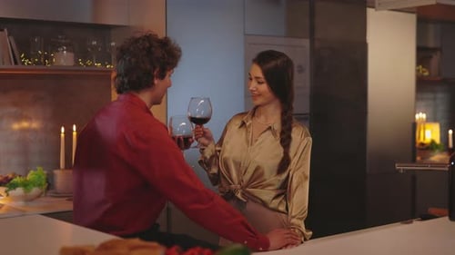 Couple en train de griller avec des verres de vin lors d'un dîner romantique