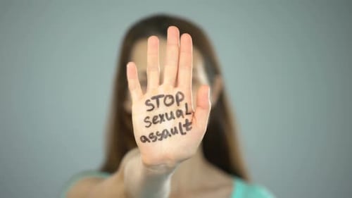 Stoppen Sie sexuelle Übergriffe auf der Hand der Frau, Schutz der Frauenrechte, Bewusstsein