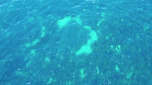 Agua azul en el horizonte 4k