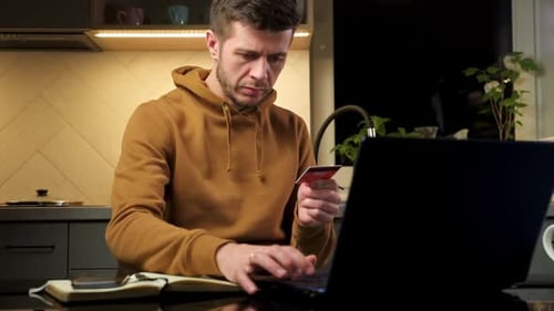 Homem usa laptop para fazer pagamentos on-line