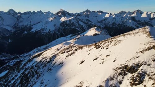 El monte Mussa Achitara, la montaña más visitada sobre el pueblo de Dombay