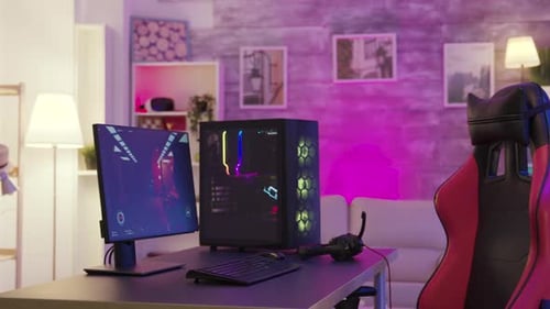 Dolly Shot of Room mit PC für Online-Spiele