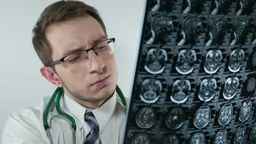 Doktor schaut durch den Kopf des Röntgenbildes