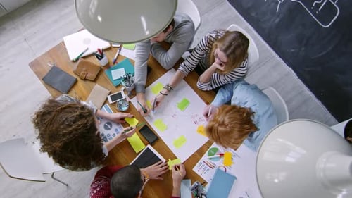 Draufsicht des Kreativteams, das an einem Geschäftsprojekt arbeitet