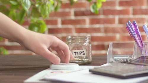 Tips are Wort geschrieben auf Aufkleber auf Glas, das auf dem Tisch liegt