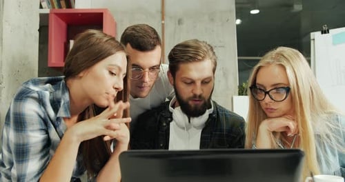 Computador portátil de trabalho em equipe