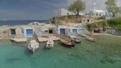 Descente de bateaux aériens à quai dans le village de pêcheurs de Mandrakia à Milos