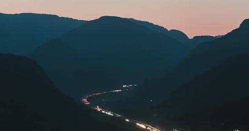Nachtverkehrsauto auf den Bergen