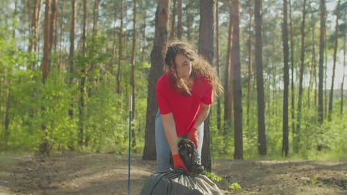 Activista ecológica asiática con bolsa de basura