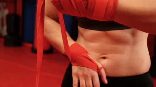 Boxer féminin portant une sangle rouge au poignet