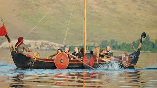 Vikings Row sur Drakkar au milieu de la rivière