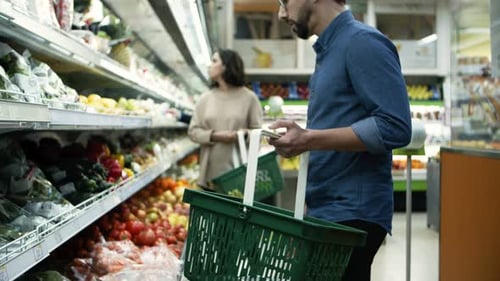 Pessoas comprando na mercearia