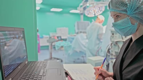 Die operierende Krankenschwester überwacht den Fortschritt der Operation