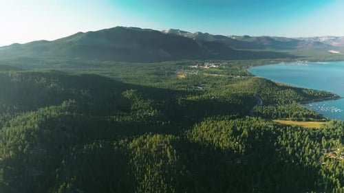 Lake Tahoe sucht über klarem blauem türkisfarbenem Wasser und felsiger Küste