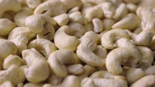 Ansicht von oben auf frische rotierende Cashewnüsse
