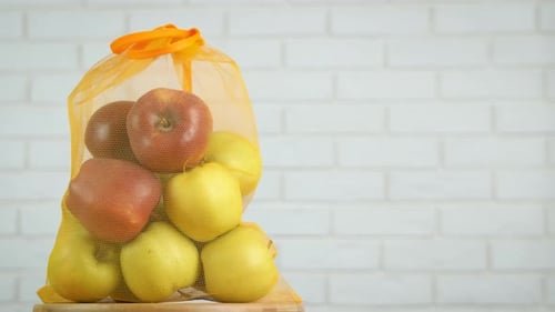 Manzanas naturales en una bolsa de hilo