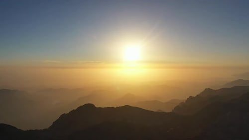 Un lac de montagne en haut des montagnes : images épiques tournées par un Drone