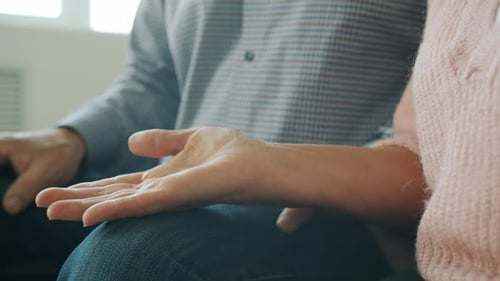 Nahaufnahme eines älteren Mannes und einer älteren Frau beim Händchenhalten, die Liebe und Fürsorge