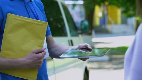 Weibliche Unterschrift für den Paketeingang in der Tablet-App, Technologie des Lieferunternehmens