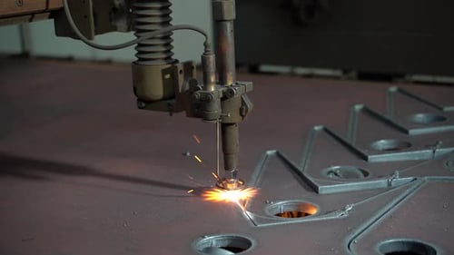Plasmaschneiden von Metall auf einer automatischen Lasermaschine