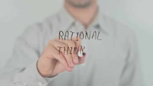 Rationales Denken, mit der Hand auf dem Bildschirm schreiben