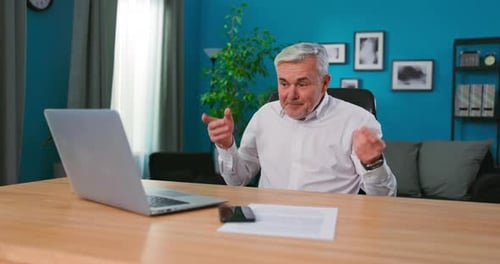 Homem de meia idade alegre caucasiano em camisa casual