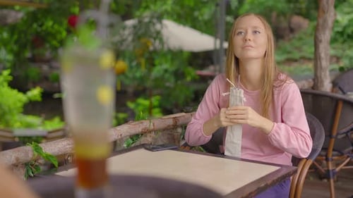 En un café, una joven se niega a llevarse una pajita de plástico de un solo uso porque la trajo