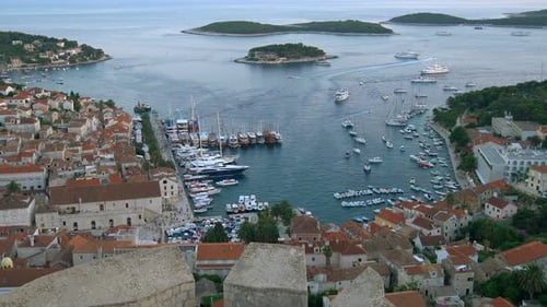 Panoramablick auf die Stadt Hvar auf der Insel Hvar in Kroatien
