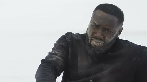 Homem afro-americano profundamente triste abraçando colete salva-vidas, vítima sobrevivente de acidente de avião