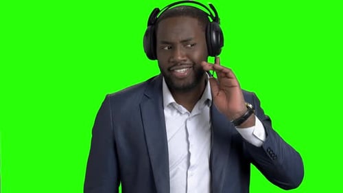 Empresário feliz em fones de ouvido ouvindo música