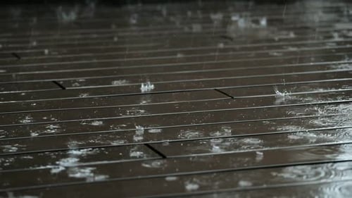 Regen auf der Straße im Freien