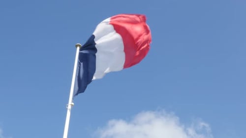 Dreifarbige französische Flagge vor blauem Himmel winkt langsam im Wind 4K 3840X2160 UltraHD-Aufnahmen - Flagge