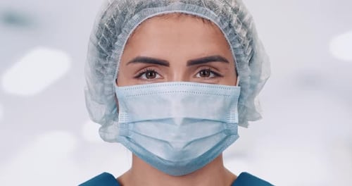 Porträt einer jungen Ärztin in medizinischer Schutzmaske Frau schaut in die Kamera Schutz vor