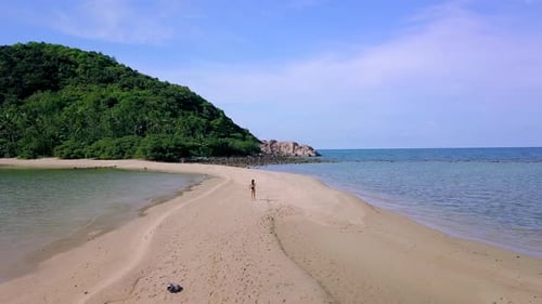 Jovem mulher bonita em traje de banho preto andando sozinha em um banco de areia Tailândia